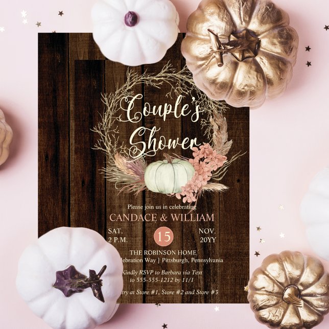 Knappare - Rustic Pumpkin Pampas Wand Inbjudningar (Rustic White Pumpkin | Blush Pink Pampas Twig Wreath on Dark Faux Wood Couple's Shower Invitation)