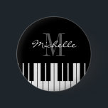 Knappen Anpassat namn med piano nycklar Knapp<br><div class="desc">Knappen Anpassad namnbricka med piano nycklar. Elegantens svarta och vita typografi för pianist,  pianospelare,  musiklärare,  instruktör,  musiker osv. Klassisk musikinstrumentdesign med namn eller monogram. Roligt för cocktail party,  bachelorette,  bröllop,  födelsedag,  konsert,  företagsevenemang osv. Även trevligt som partifavör.</div>