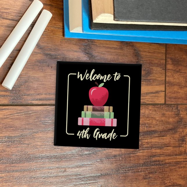 Knappen Bakåt till skolan Bokar Apple Square Black Knapp (Back-to-school red apple and books faux chalkboard square button . )