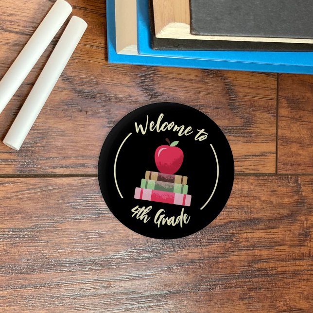 Knappen Bakåt till skolan i äpple och Bokar Knapp (Red apple and books back to school faux chalkboard round button .)