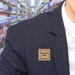 Knappen Brun kvadrat för Business Namn och Logotyp Knapp<br><div class="desc">Knappen Fyrkant som du kan anpassa för att lägga namn och logotyp på företaget. Du kan använda den här kommandoknappen som ett enhetligt tillbehör till personalen. Du kan också använda den som förpackningstillbehör. Du kan också inkludera den i material som du använder i marknadsföring för att annonsera din verksamhet eller...</div>