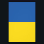 Knappen flagga i Ukraina Fototryck<br><div class="desc">Ukrainas flagga är en banderoll med två lika stora vågräna blått och gult. Den översta representerar himlar och gulten representerar vete. Ukrainas nationella Flagga</div>