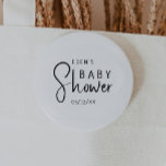 Knappen för babyskor med enkel modern Neutralt Knapp<br><div class="desc">Fira din lilla med vår enkla, moderna neutralt babyduschknapp, med en minimalistisk svartvit design som är modern och söt. Med sin rena, boho-inspirerade estetik är contemporaryn, gender-neutralt-vibe perfekten för att välkomna en pojke eller flicka under vilken säsong som helst - oavsett om det är fall, vinter, vår eller senare. Den...</div>
