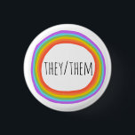 Knappen för färgstark regnavcirkel hos THEY/THEM a Knapp<br><div class="desc">Anpassa med den här coolan. Gör en underbar gåva! Du kan anpassa den och även lägga till text. Kolla min butik för mycket mer färg och mönster! Säg till om du vill ha nåt anpassningsbar också.</div>