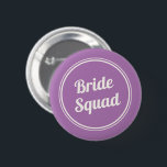 Knappen Retro Lavender Brides Squad Bridesmaid Knapp<br><div class="desc">Retro utformar lavender lila och elfenbensbridknapp för dina brudgummar.</div>