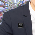 Knappen Svartvit för Business Namn och Logotyp Knapp<br><div class="desc">Knappen Fyrkant som du kan anpassa för att lägga namn och logotyp på företaget. Du kan använda den här kommandoknappen som ett enhetligt tillbehör till personalen. Du kan också använda den som förpackningstillbehör. Du kan också inkludera den i material som du använder i marknadsföring för att annonsera din verksamhet eller...</div>