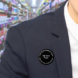 Knappen Svartvit företagsmärke Knapp<br><div class="desc">Knappen för runda former som du kan anpassa för att lägga namn och logotyp på företaget. Du kan använda den här kommandoknappen som ett enhetligt tillbehör till personalen. Du kan också använda den som förpackningstillbehör. Du kan också inkludera den i material som du använder i marknadsföring för att annonsera din...</div>
