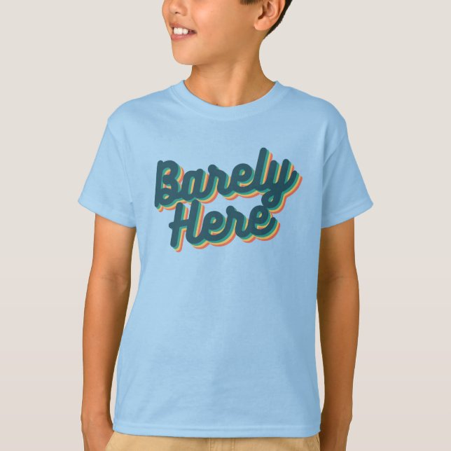 Knappt här / Blått T-Shirt (Framsida)