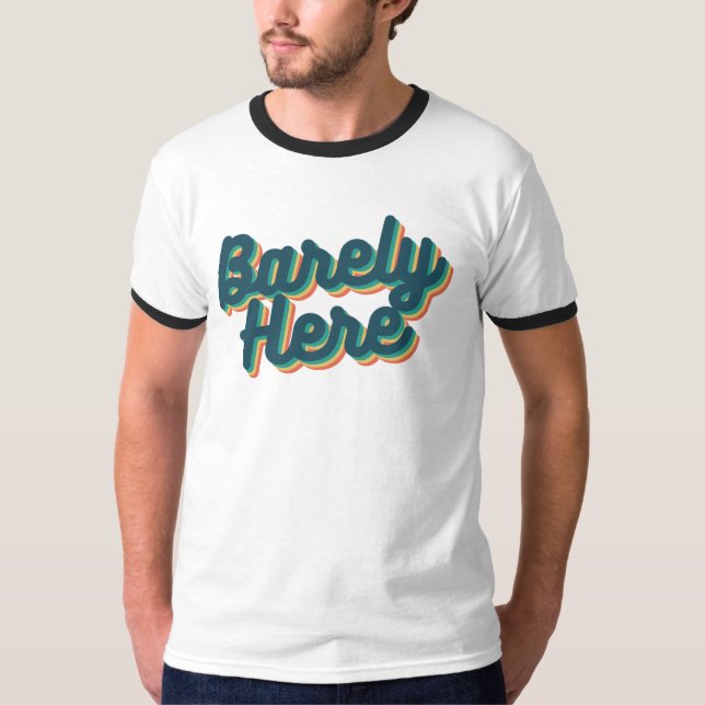 Knappt här / Blått T-Shirt (Framsida)