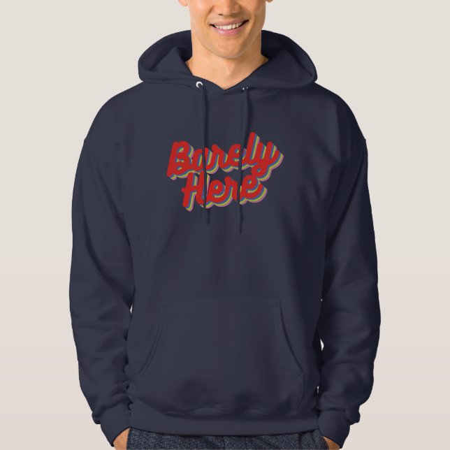 Knappt här / Röd Hoodie (Framsida)