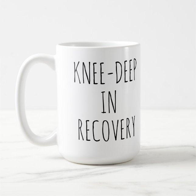 Knee Deep In Recovery, Post Surgery Gift Kaffemugg (Vänster)