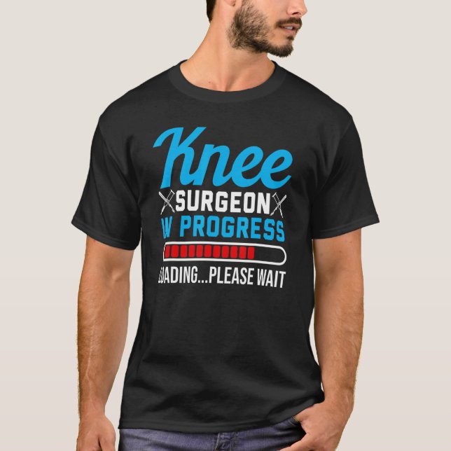 Knee Surgeon in Progress Future Knee Joint Surger T Shirt (Framsida)