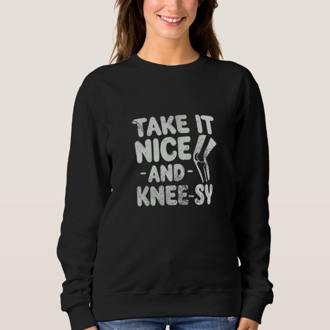 Knee Surgery Take It Nice And KneeSy Knee Replacem T Shirt (Framsida)