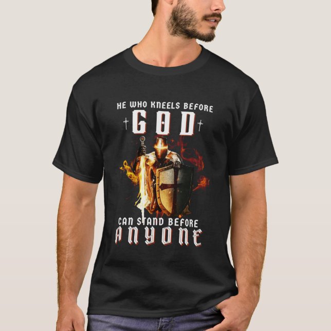 Knight Templar Christian Han som Kneels före Gud T Shirt (Framsida)