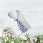 Knippad Ro-liknande Papper snöflake på blåfärgad t Slips<br><div class="desc">Den här nekturen har en ro-liknande konstruktion i sidled med en papper snöflinga i sex sidor. snöflingan visas på en blå övertoningsbakgrund.</div>