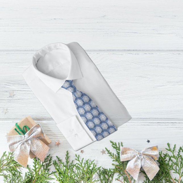 Knippad Ro-liknande Papper snöflake på blåfärgad t Slips (Skapare uppladdad)