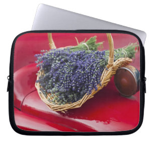Knippen med lavendel vilar på gammal pickup-lastbi laptop fodral