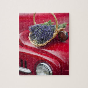 Knippen med lavendel vilar på gammal pickup-lastbi pussel