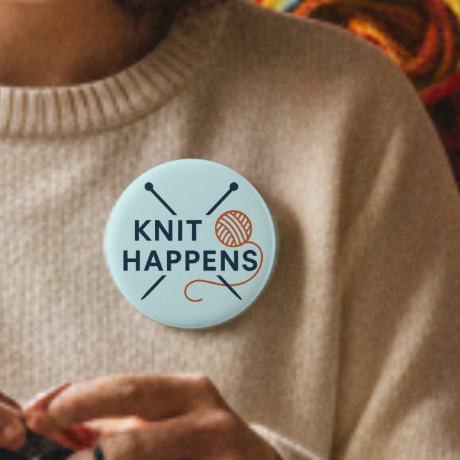 Knit Happens Funny Knitting Pun Knapp (Skapare uppladdad)