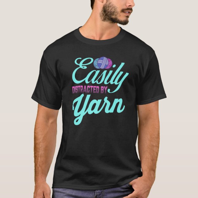 Knitting Crochet Quote Knitter Easily Distrated B T Shirt (Framsida)