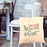 Knitting Quote Mitt huvud säger att mitt hjärta sä Tygkasse<br><div class="desc">Lustigt stickcitat i modern typografi. Det stickande uttrycket lyder: "Mitt huvud säger gym,  mitt hjärta säger sticka" och är skrivet i rosa,  grått blue och denim blue. Konstruktionen har en hjärtformade boll av garn med stickande nål. Typografin dekoreras med en fjäril och ett hjärta på en sträng.</div>