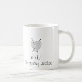 Knitting Shh! Jag räknar syssar roligt mugg