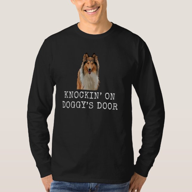 Knockinu2019 On Doggyu2019S Door Rolig hund Pappa  T Shirt (Framsida)