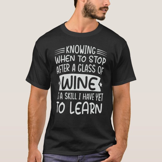 Knowing When To Stop After A Glass Of Wine - Sarca T Shirt (Framsida)