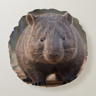 "Knubbig Charm: The Adsible Australian Wombat" Rund Kudde