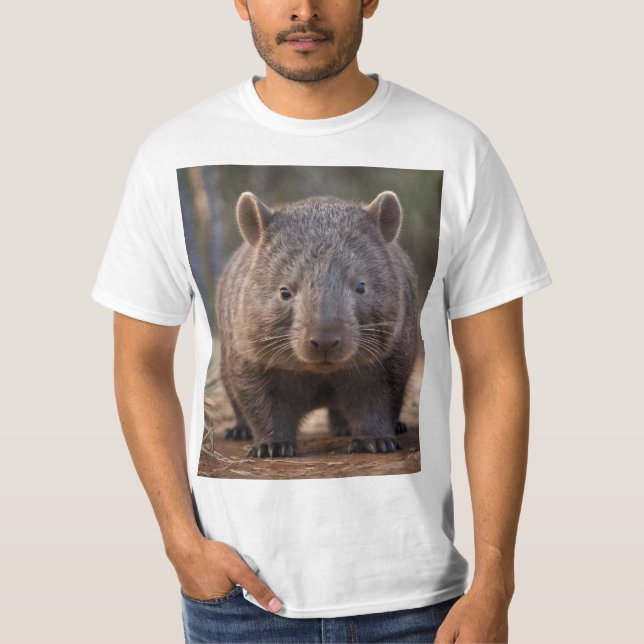 "Knubbig Charm: The Adsible Australian Wombat" T Shirt (Framsida)