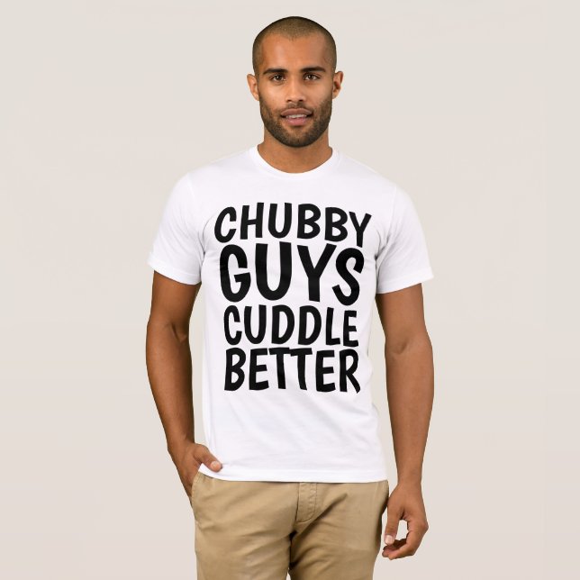 KNUBBIG GUYS CUDDLE BETTER Funny Manar-shirts T Shirt (Hel framsida)