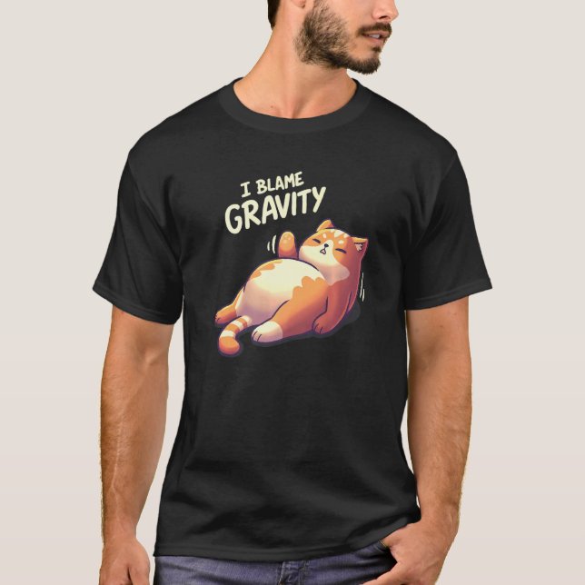Knubbig Lazy Cat Blames Gravity T Shirt (Framsida)