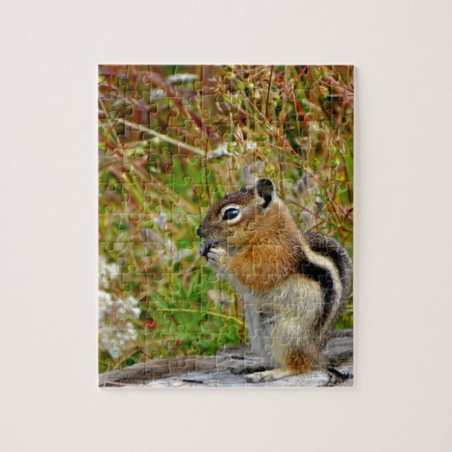 Knubbig söt chipmunk på trästump pussel (Vertikal)