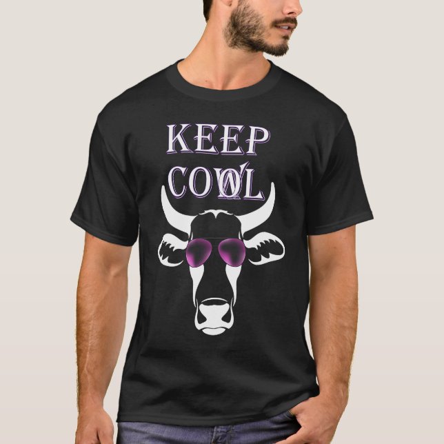 Ko med lila solglasögon förblir lugn t shirt (Framsida)