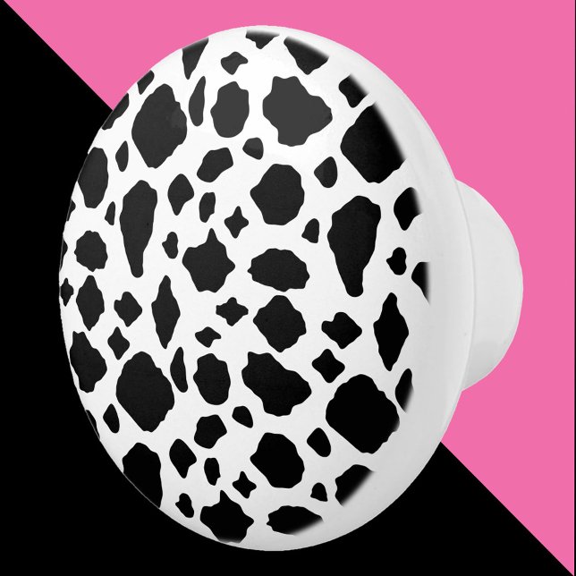 Ko-mönster Svart och Vitt Gårdshus Knopp (A knob with a black and white cow pattern.)