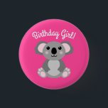 Koala Bear Cute Kid Birthday Girl Knapp<br><div class="desc">Ogoda koala björnar med rosa gör en perfekt födelsedagsfest tema,  för en flicka,  pojke eller ett barn som kärlek de söta australiska koalbjörnarna bär! Underbar för djurälskande barn! Perfekt för en baby första födelsedag!</div>