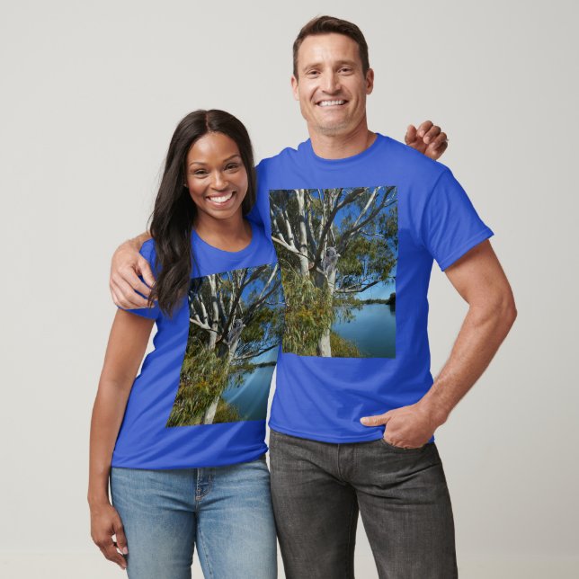 Koala Bear Sleeping in Gum Träd. T Shirt (Unisex)