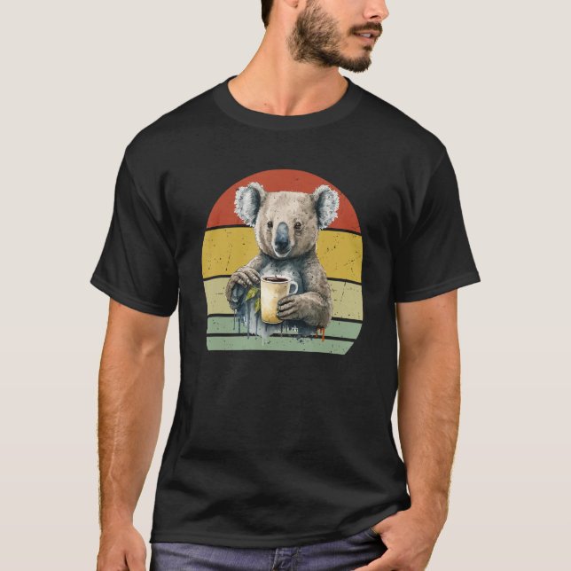 Koala Drinking Coffee  Koala And Coffee T Shirt (Framsida)