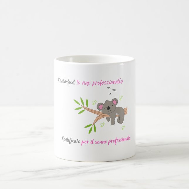 Koala-fied Nap Expert-Bilingual Cute Sömnig Koala Kaffemugg (Center)