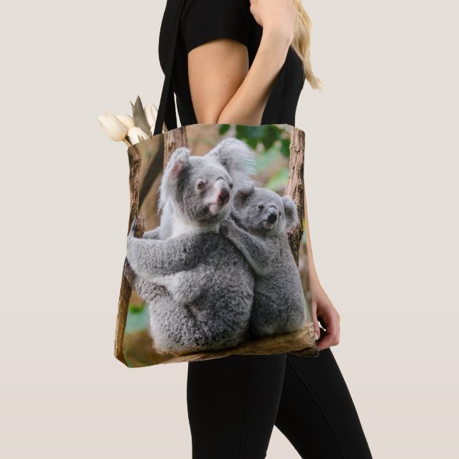 Koala med Baby i Träd i Australien Tygkasse (Närbild)