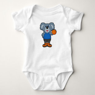 Koala som basketspelare med basket t shirt
