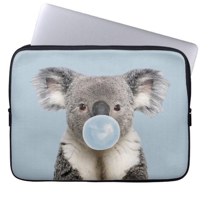 Koala som blåser en blå bubbelgummiposter laptop fodral (Framsidan)