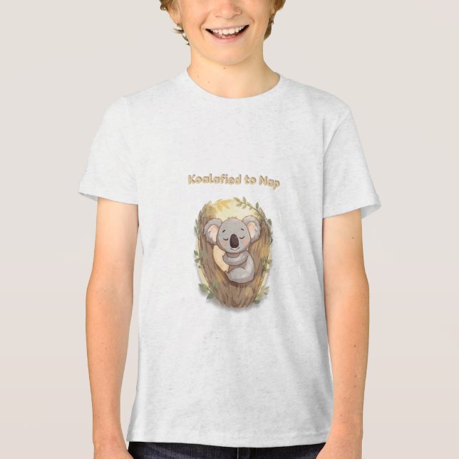 "Koalafierad för tupplur – Söt sovande koala-t-shi T Shirt (Framsida)