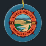 Kobuk Valley National Park Retro Compass Emblem Julgransprydnad Keramik<br><div class="desc">Kobuk Valley-vektorteckningsdesign. Parken är en amerikansk nationalpark i den arktiska regionen nordvästra Alaska.</div>