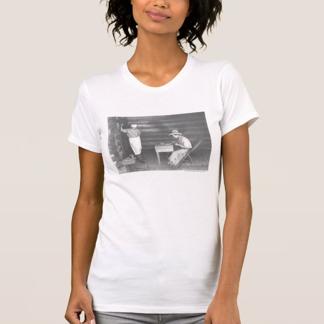 Kock som håller ögonen på en cowboy att leka kort t-shirt (Framsida)