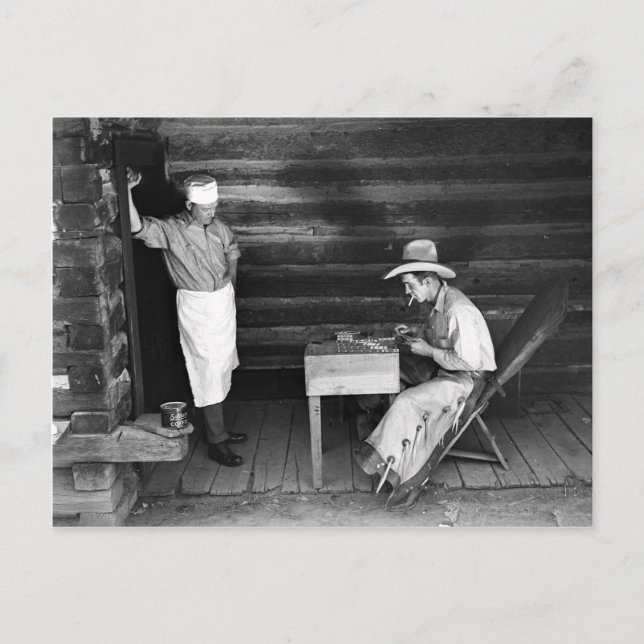 Kock som tittar på en cowboy som spelar kort (Framsida)