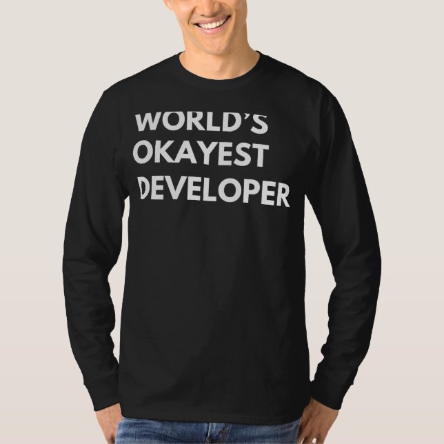 Kod Stil med World Okayest Developer Tee: T Shirt (Framsida)