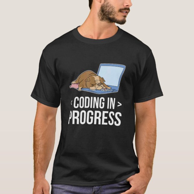 Kodning pågår Kodprogrammerarens datornr T Shirt (Framsida)