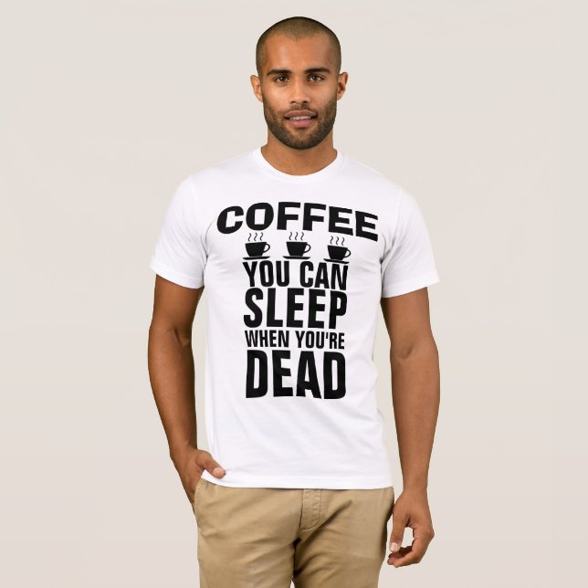 KOFFEE, DU KAN SLEEP NÄR DU ÄR DÖDA T-shirts (Hel framsida)