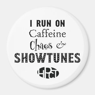 Koffein, kaos & Showtunes magnet